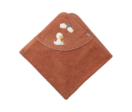 Rostbraunes Kapuzenhandtuch für Babys, bestickt mit einer Ente, Wolken und einem Regenbogen.