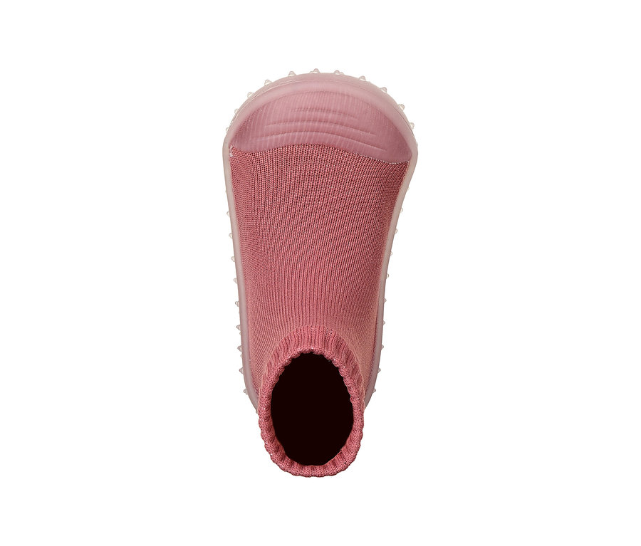 Ansicht von oben auf einen einzelnen rosa, gerippten Strickschuh mit einer transparenten, flexiblen Sohle und kleinen Noppen.