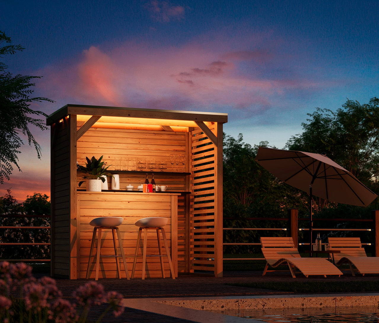 Eine beleuchtete hölzerne Outdoor-Bar, eine Karibu Garten-Bartisch-und-Theke mit 28 mm Wandstärke, steht bei Sonnenuntergang neben einem Pool. Zwei Barhocker stehen vor der Theke, auf der Getränke und Gläser platziert sind. Daneben befinden sich zwei hölzerne Liegestühle, ein kleiner Tisch und ein großer Sonnenschirm unter einem Himmel mit blauen, rosa und orangefarbenen Farbtönen.