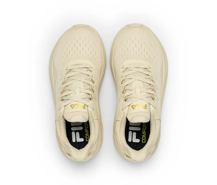 Ein Paar cremefarbener Fila-Sneaker mit Schnürsenkeln, von oben gesehen. Das Fila-Logo ist auf der Zunge und der Innensohle sichtbar.