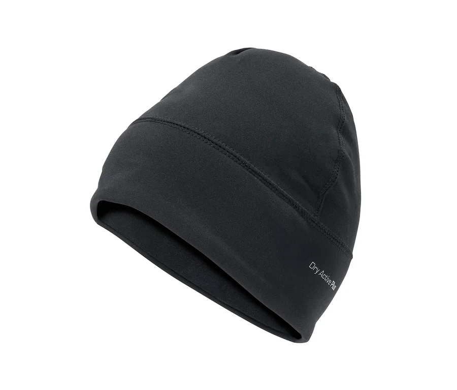 Eine schwarze Mütze aus glattem, technischem Stoff, mit sichtbaren Nähten und dem weißen Aufdruck „Dry Active Plus“ an der Seite.