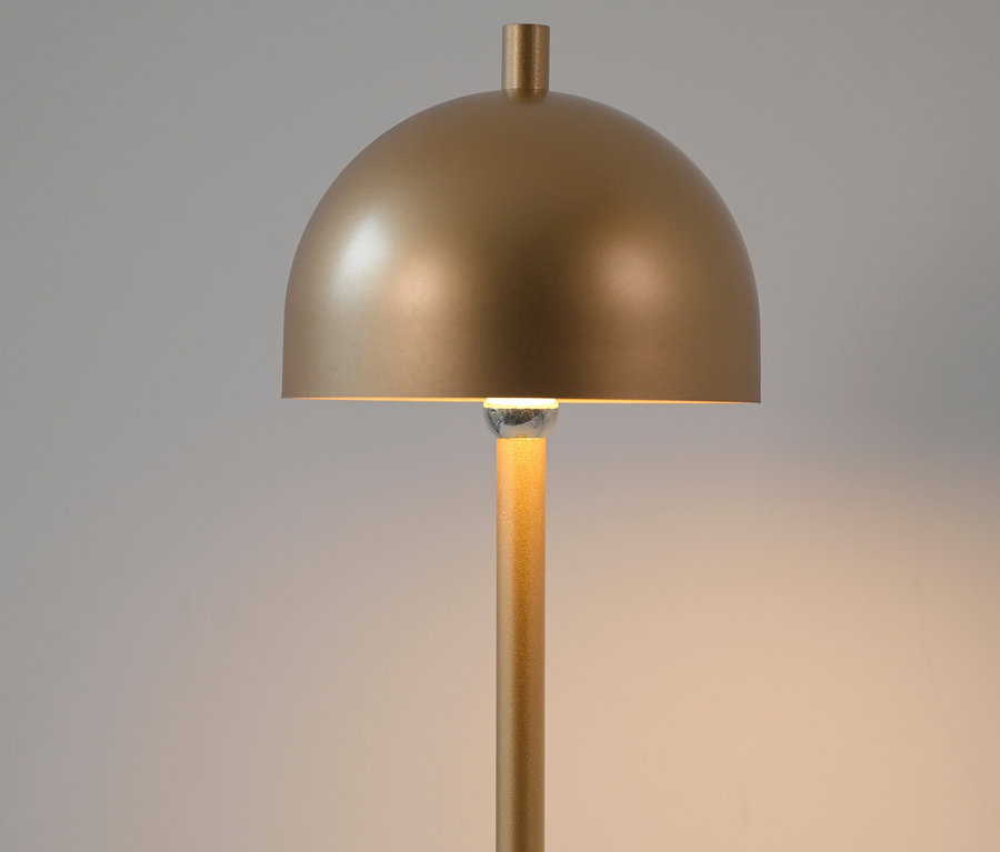 Goldfarbene SCHÖNER WOHNEN-Kollektion Stehleuchte »Bellis« mit kuppelförmigem Schirm, die warmes Licht nach unten abstrahlt.