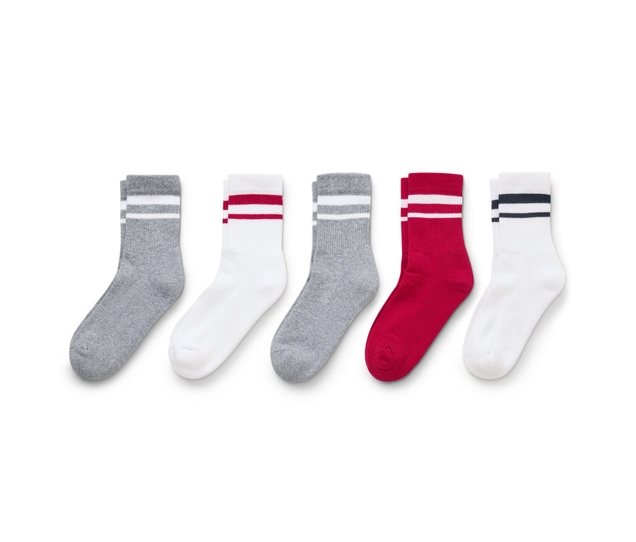 Fünf Socken liegen nebeneinander: zwei graue Socken mit weißen Streifen, eine weiße Socke mit roten Streifen, eine rote Socke mit weißen Streifen und eine weiße Socke mit schwarzen Streifen.