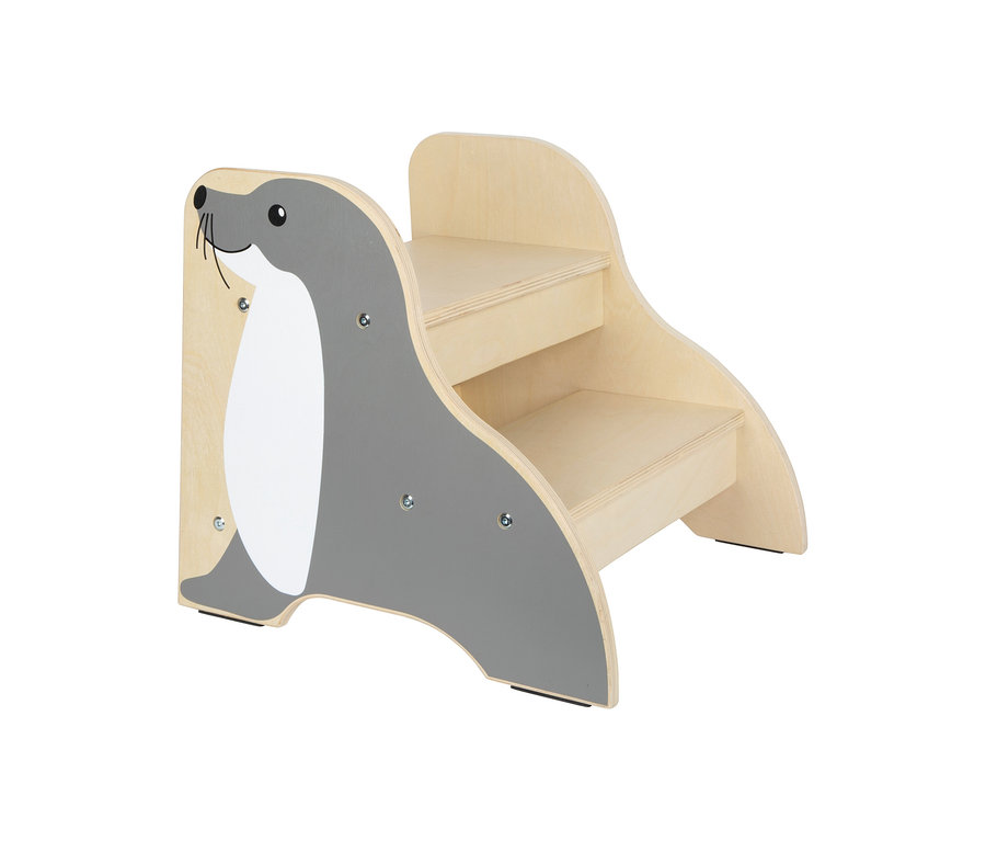 small foot Tritthocker Seehund »Wildlife«, ein zweistufiger Tritthocker aus hellem Holz, dessen Seiten wie ein grau-weißer Seehund geformt und bemalt sind.