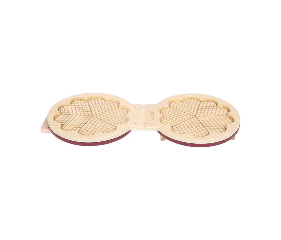 Offenes small foot Waffeleisen-Set »tasty«, rot, aus Holz mit zwei herzförmigen Waffelformen.