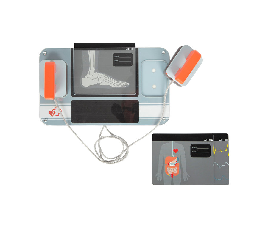 small foot Notarzttasche mit Defibrillator-Paddles, einem Röntgenbild eines Fußes und einer Karte mit Organen und EKG.