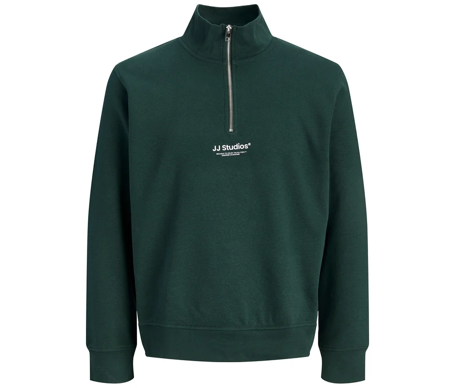 Dunkelgrüner Jack&Jones Troyer Soho Quarter-Zip Pullover mit Stehkragen und weißem 'JJ Studios'-Logo auf der Brust.