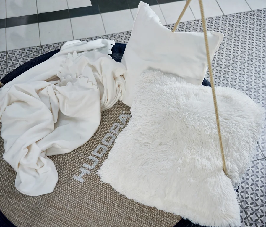 HUDORA Nestschaukel »Lounge«, midnight mit weißen Kissen und Überwurf.