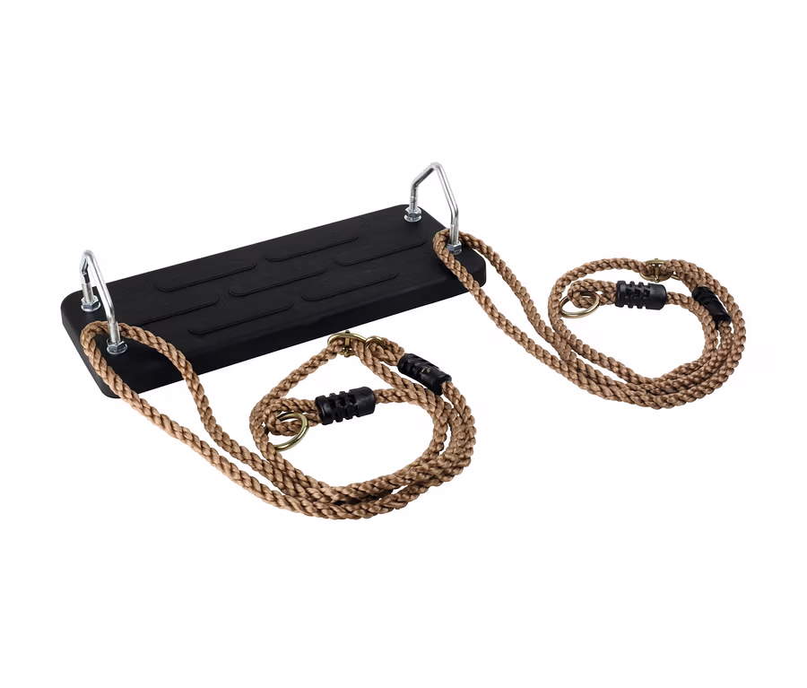 Schwarze small foot In- und Outdoor-Schaukel mit braunen Seilen.