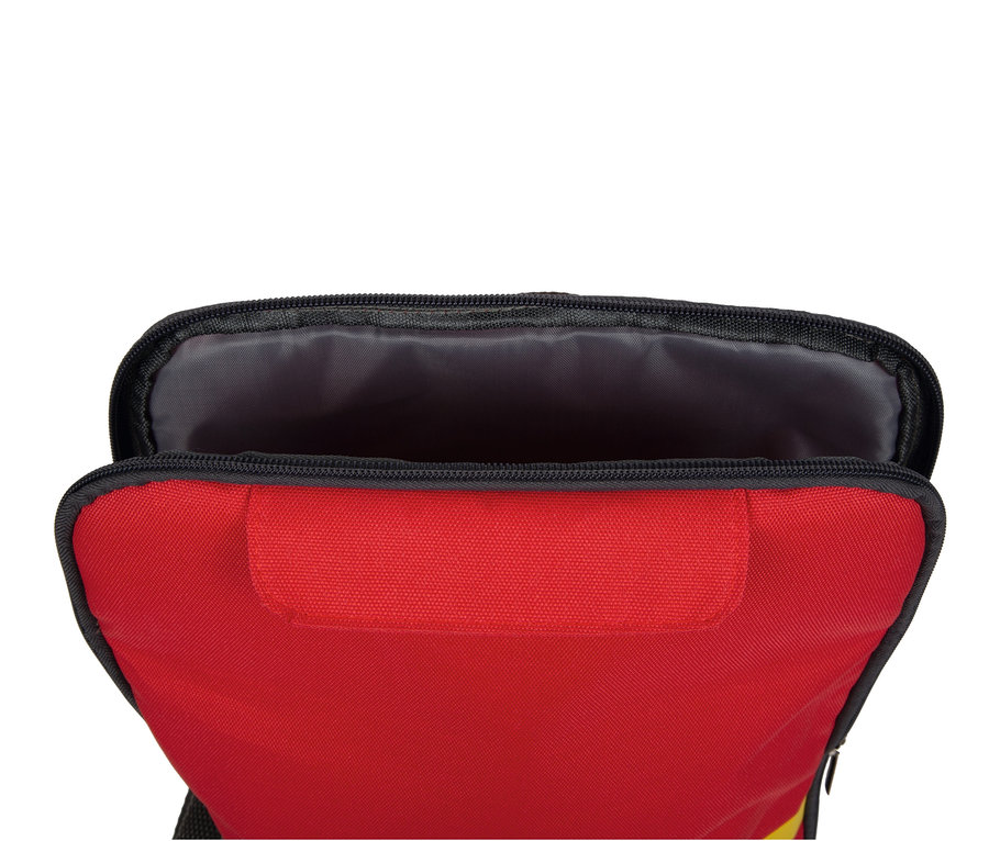 Detailaufnahme eines geöffneten roten small foot Feuerwehrrucksacks.